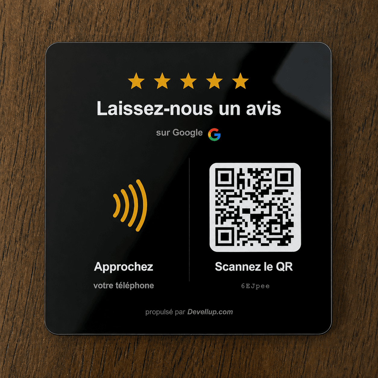 Plaque noire posée sur un comptoir en bois